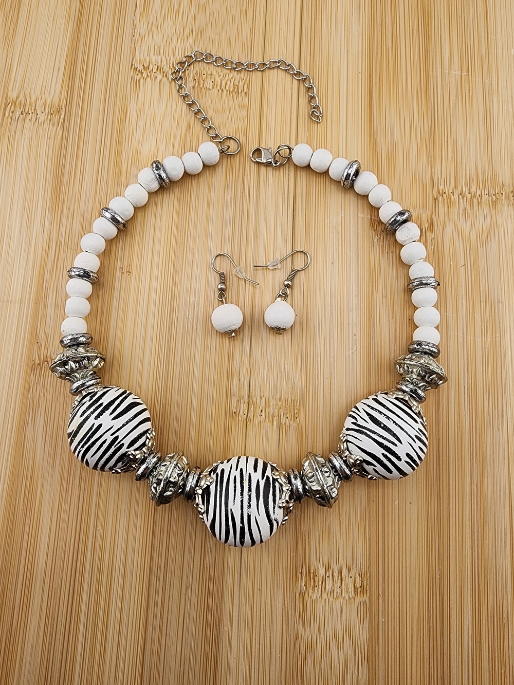 14in To 18in Adj White Zebra Acrylic Bead Necklace and Earrings Set 0617